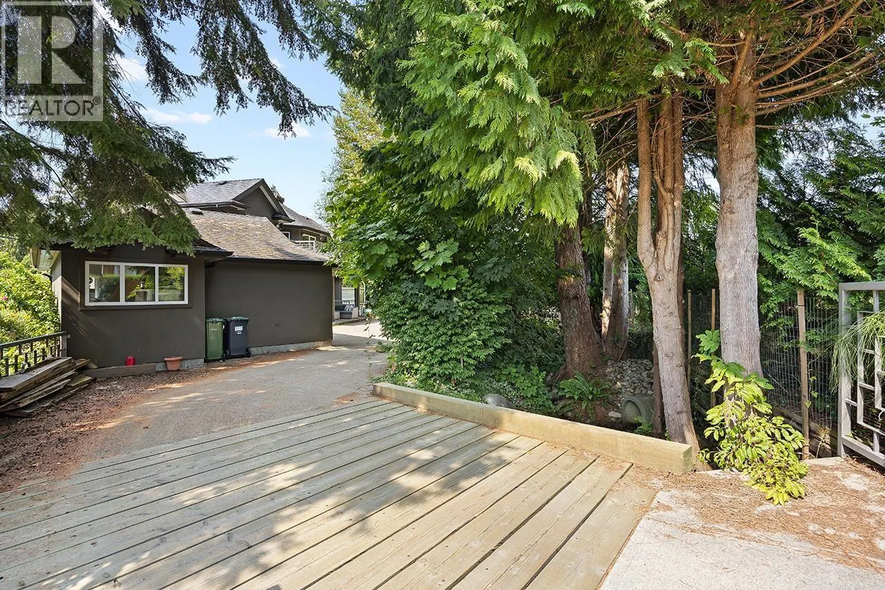 3582 EDGEMONT BOULEVARD