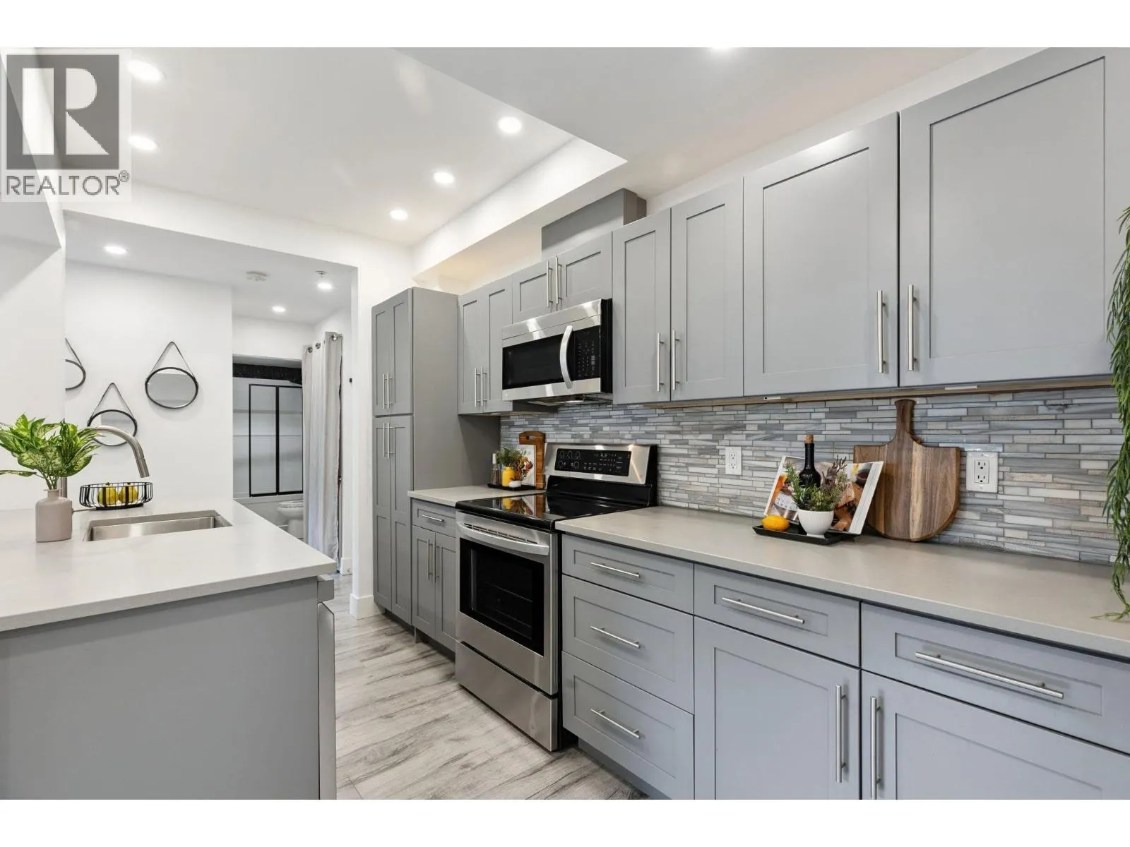 101 2036 COQUITLAM AVENUE