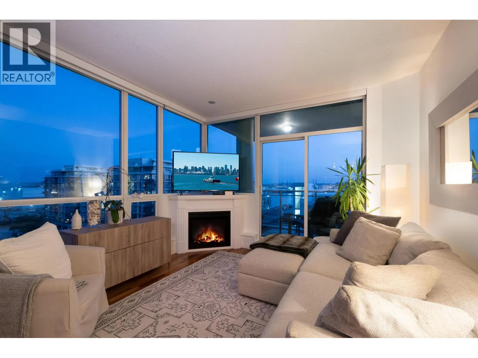 902 138 E ESPLANADE