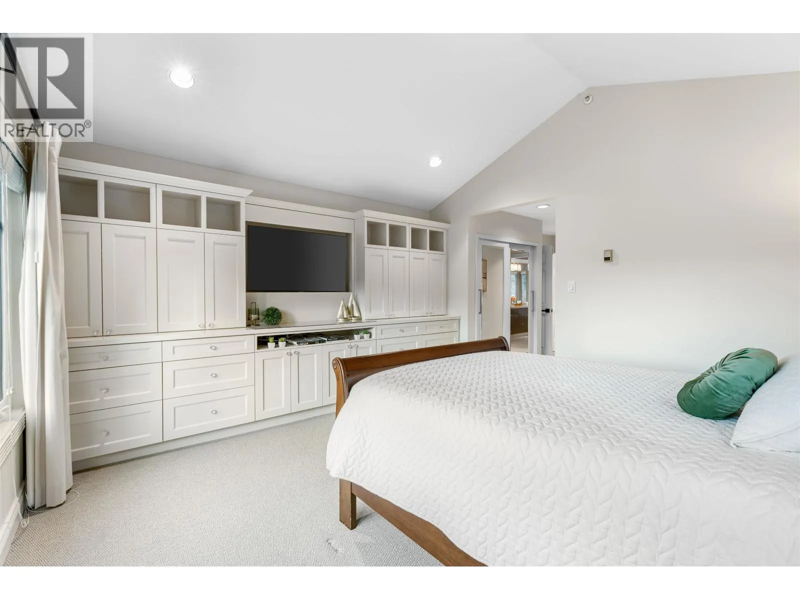 2318 OLIVER CRESCENT