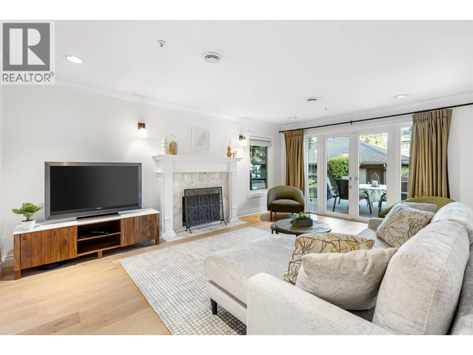 2318 OLIVER CRESCENT