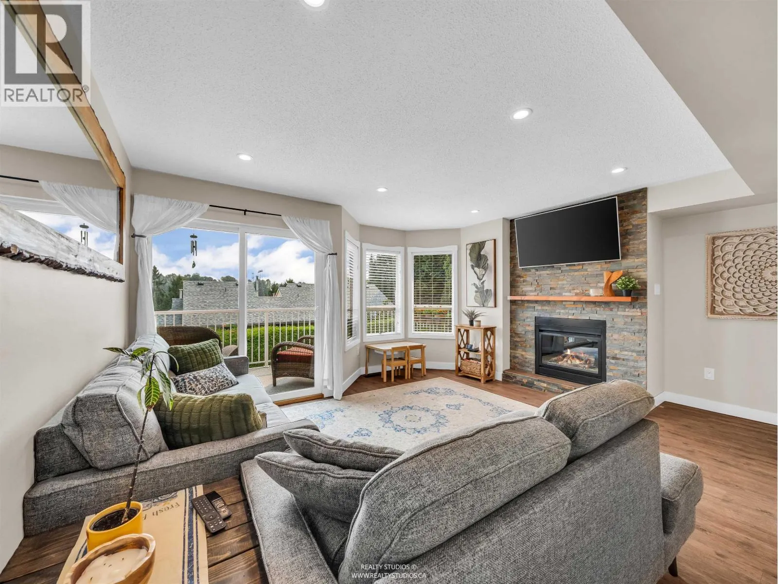 405 1176 FALCON DRIVE