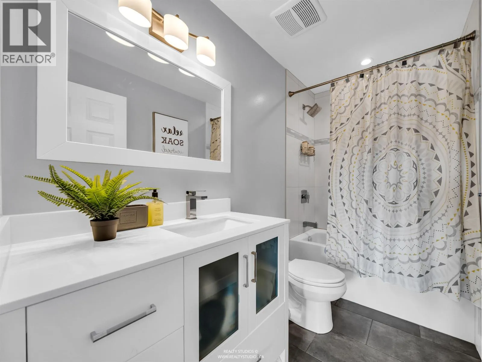 405 1176 FALCON DRIVE
