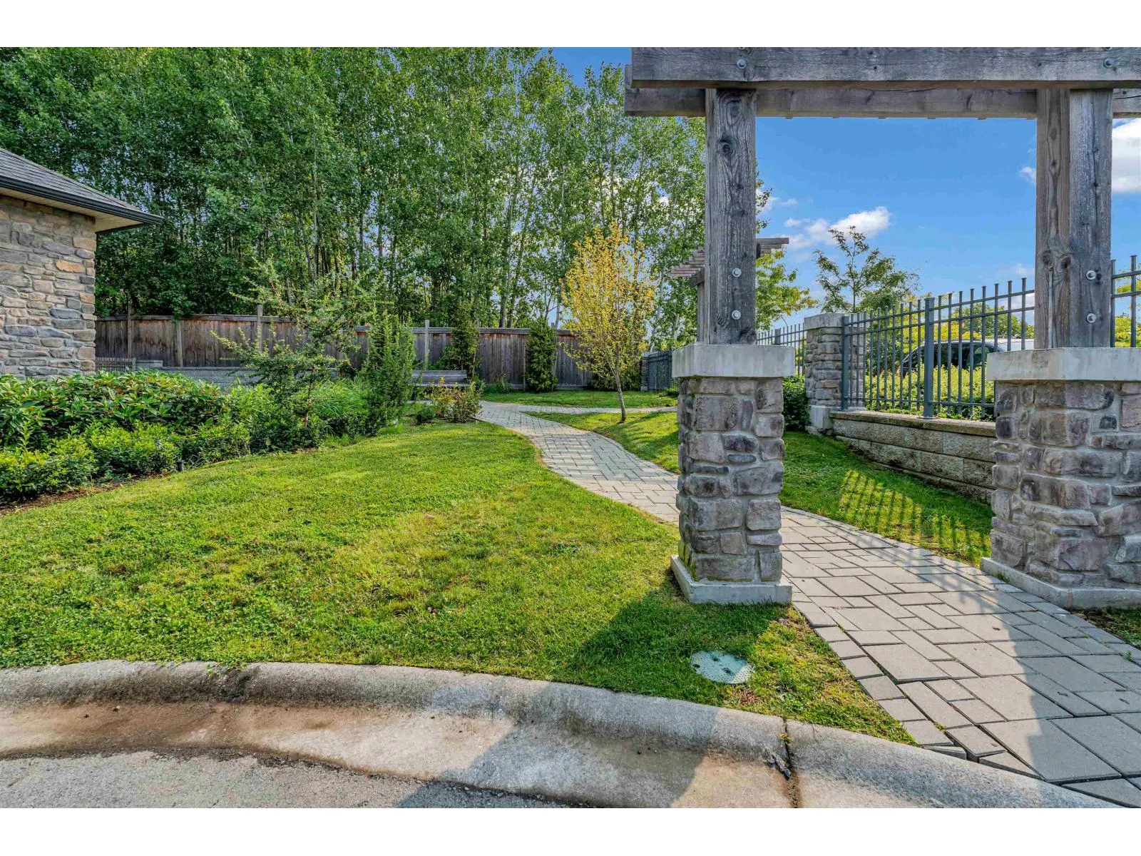 4 20487 65 AVENUE