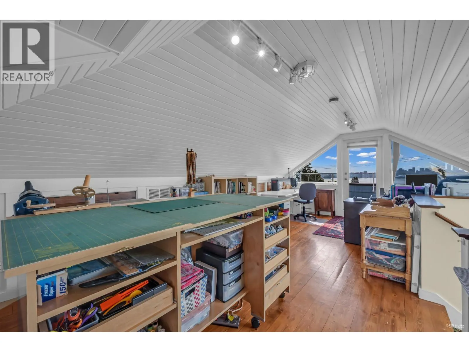 255 W 6TH STREET