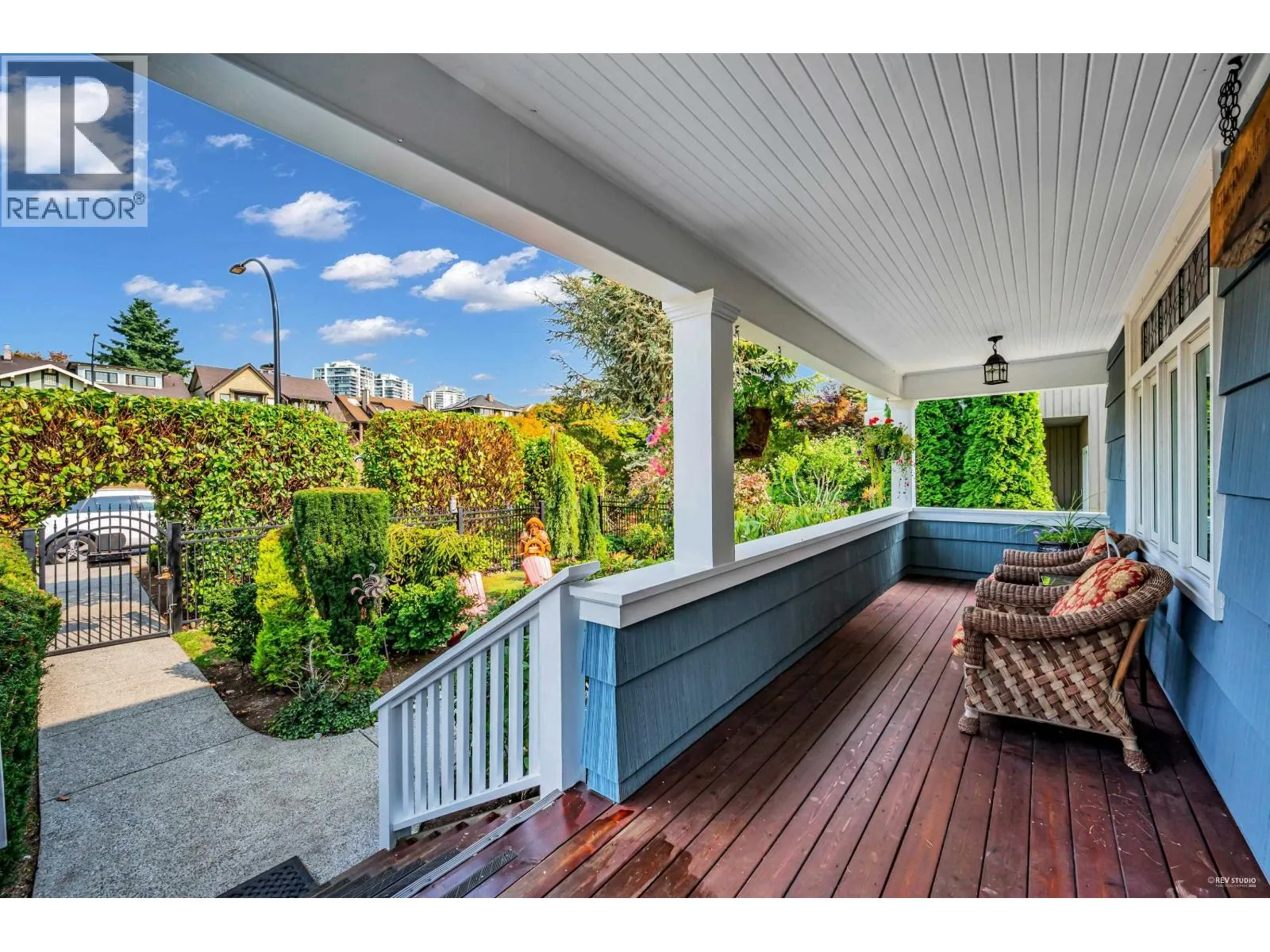 255 W 6TH STREET
