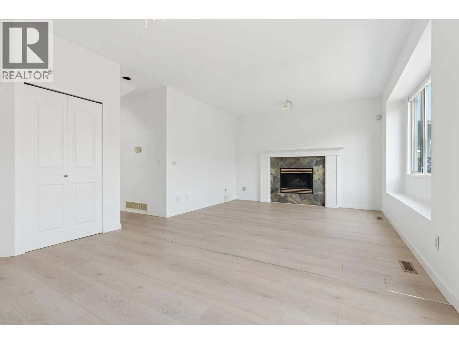 1239 THAMES CLOSE