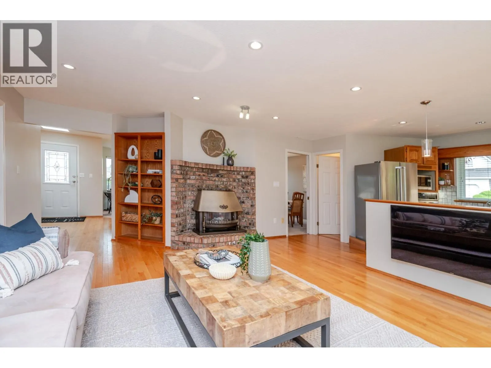 2203 SORRENTO DRIVE