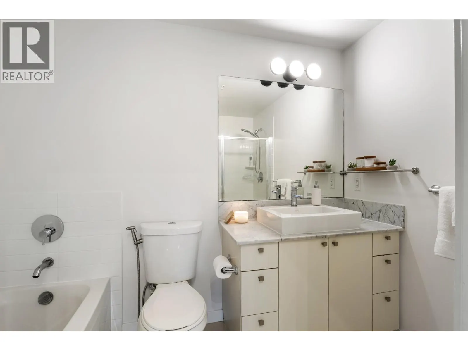 1607 400 CAPILANO ROAD