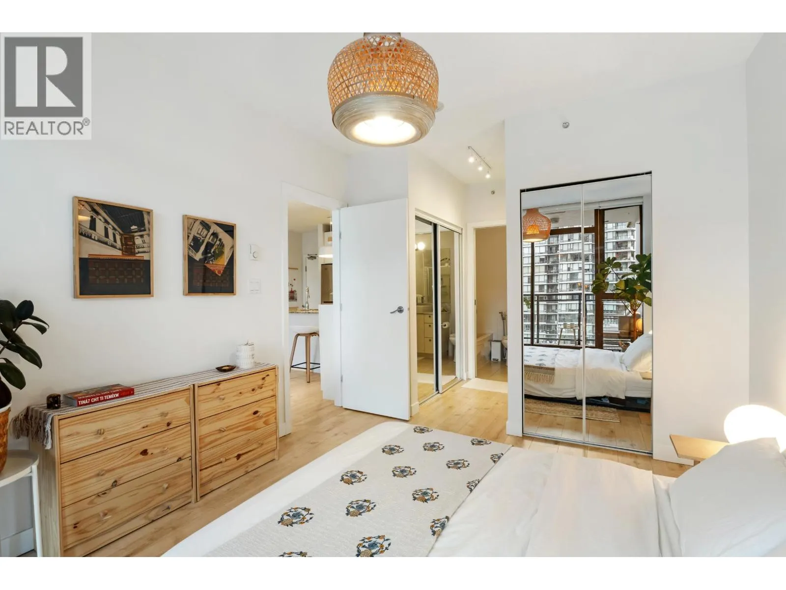 1607 400 CAPILANO ROAD