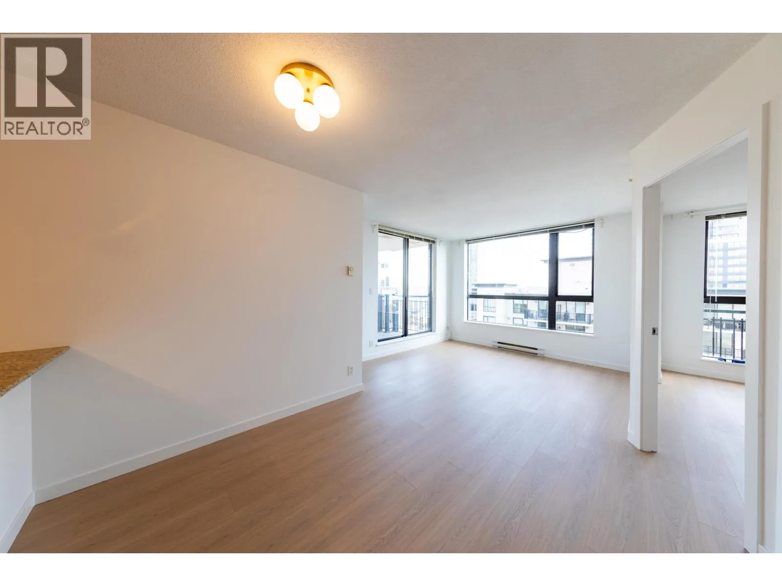 1205 814 ROYAL AVENUE