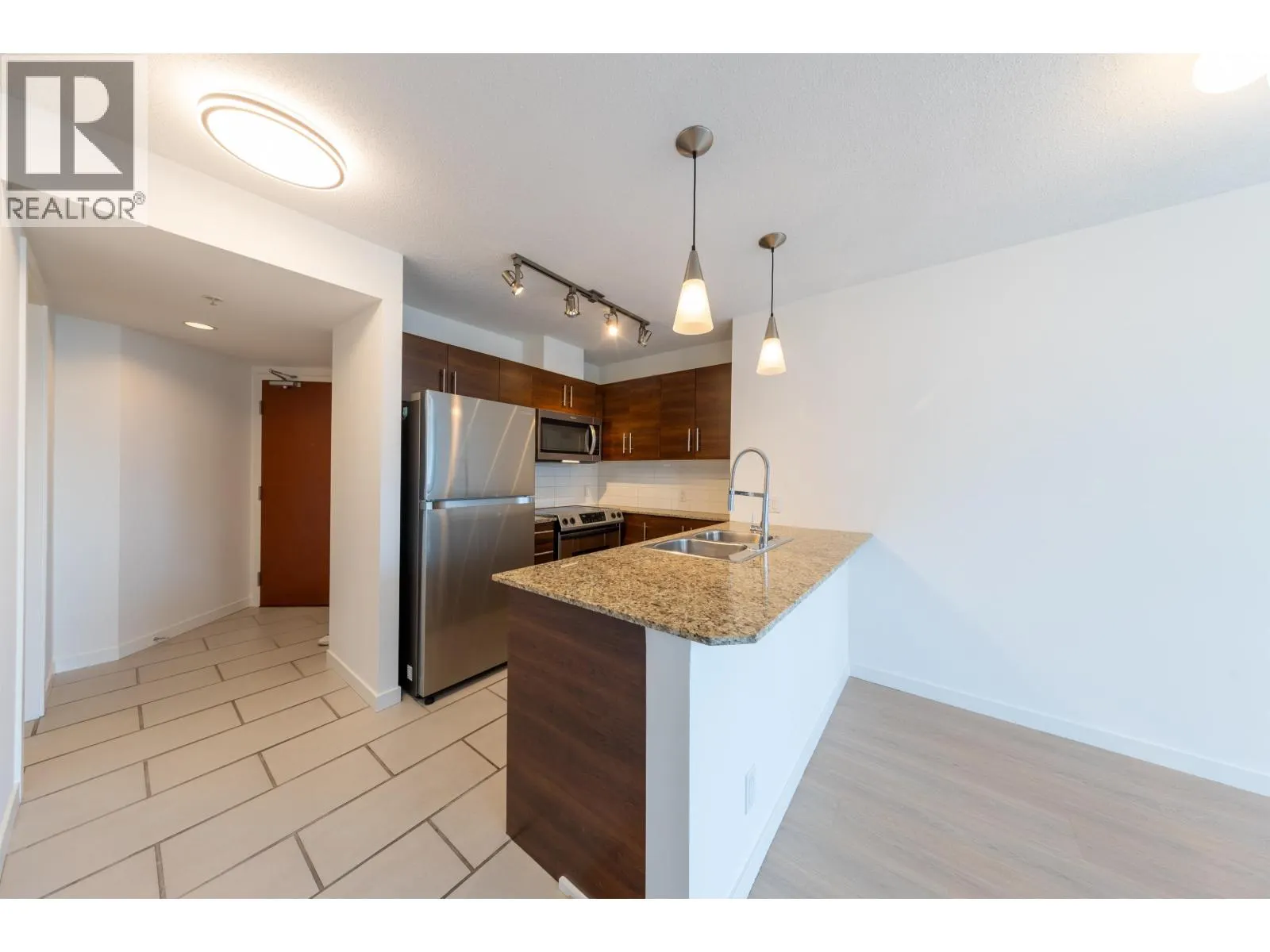 1205 814 ROYAL AVENUE