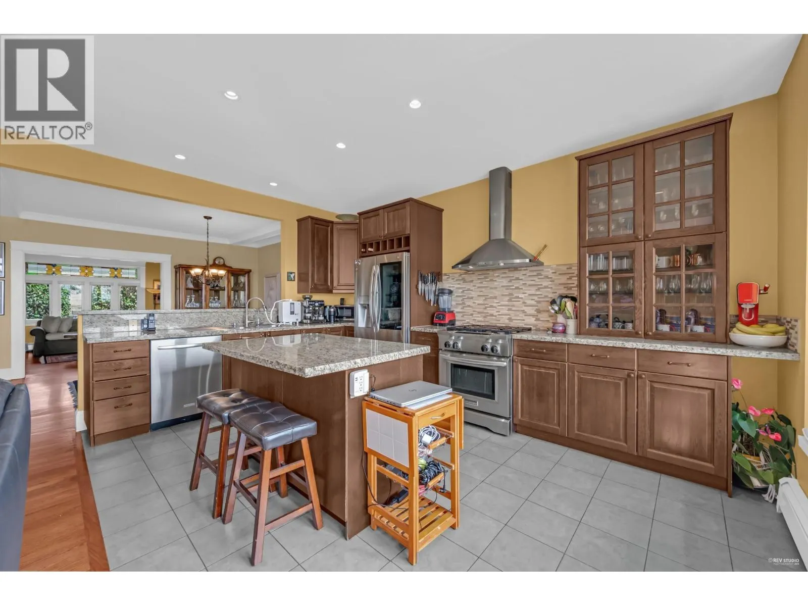 255 W 6TH STREET