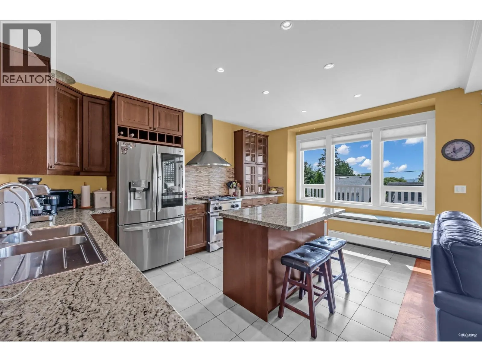 255 W 6TH STREET