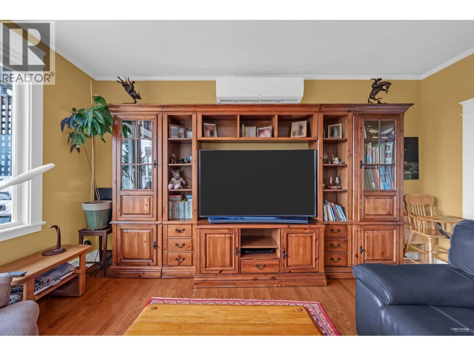 255 W 6TH STREET