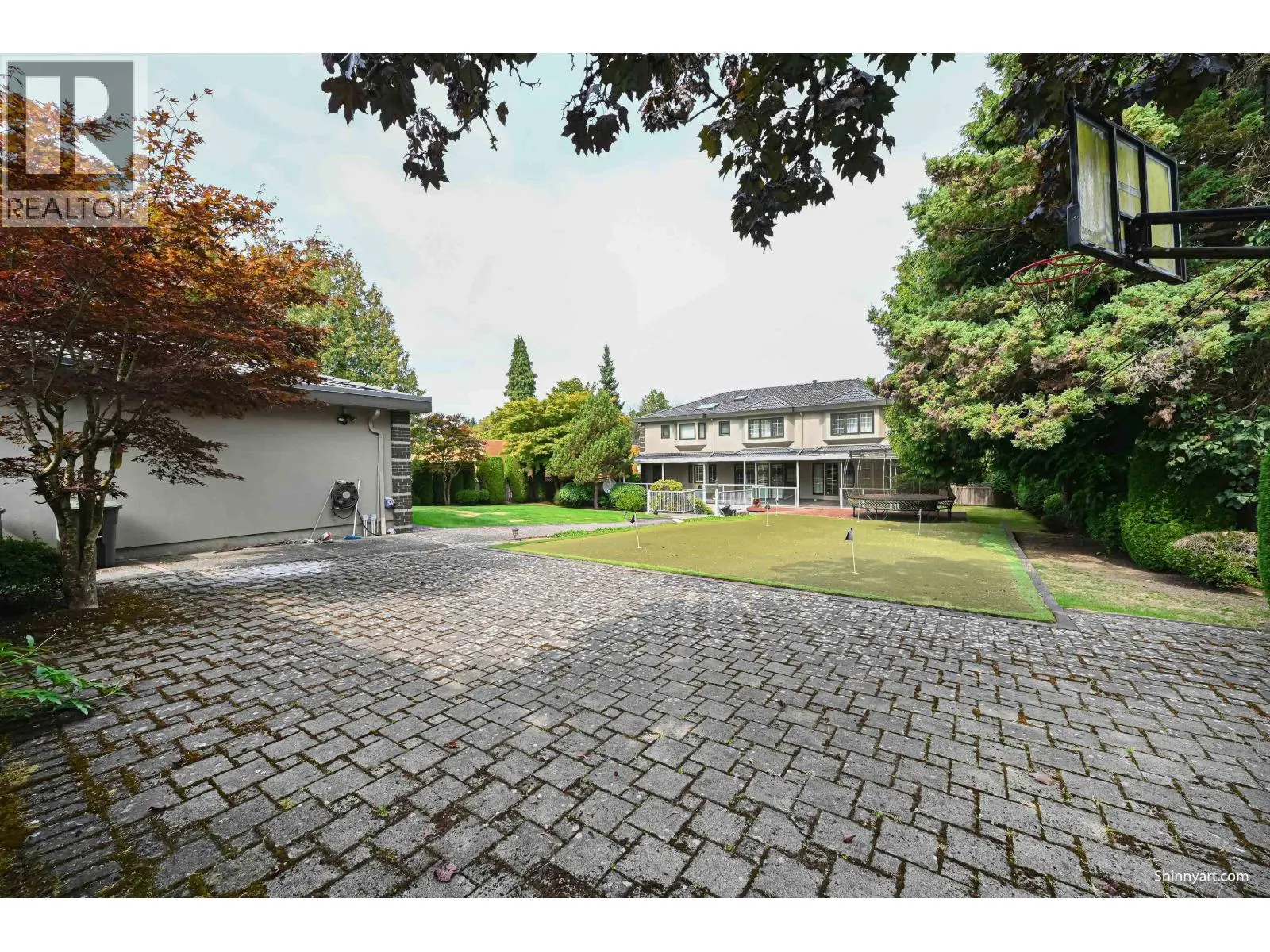 1368 MINTO CRESCENT