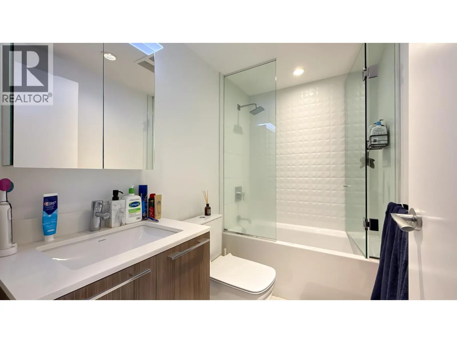 1112 2220 KINGSWAY