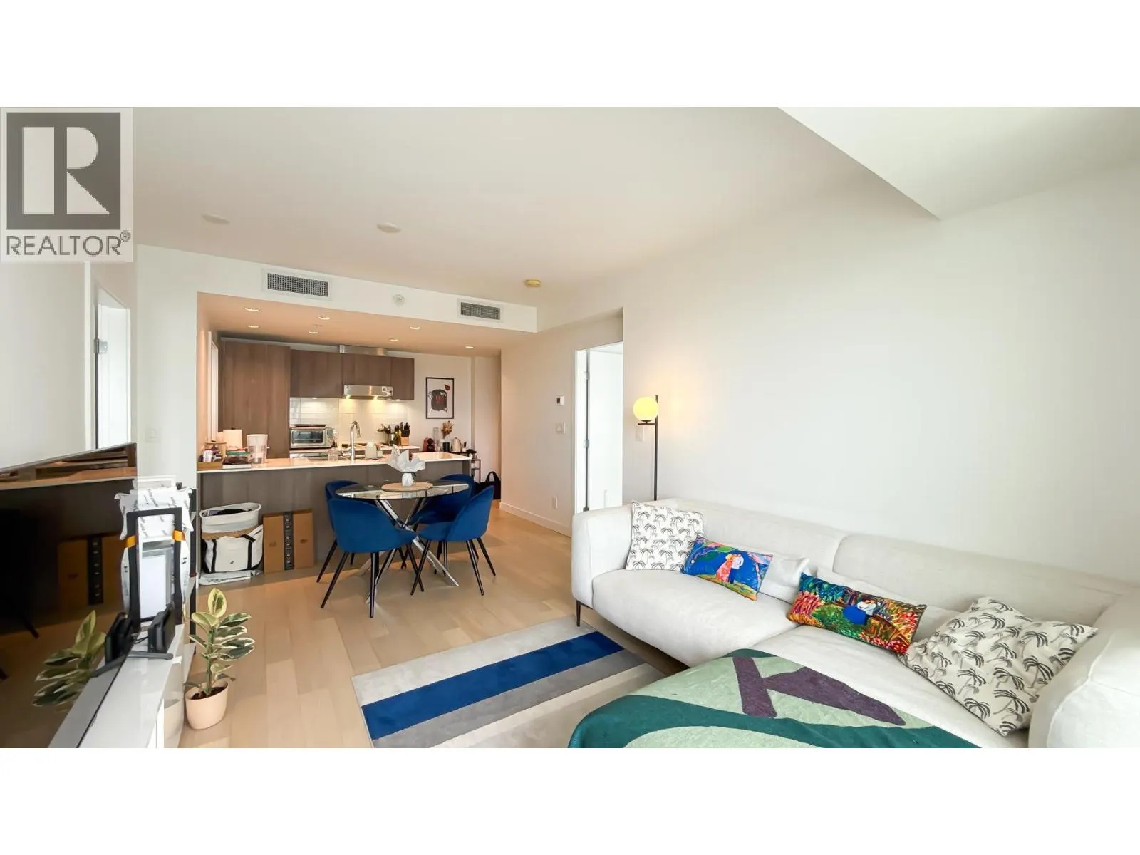1112 2220 KINGSWAY