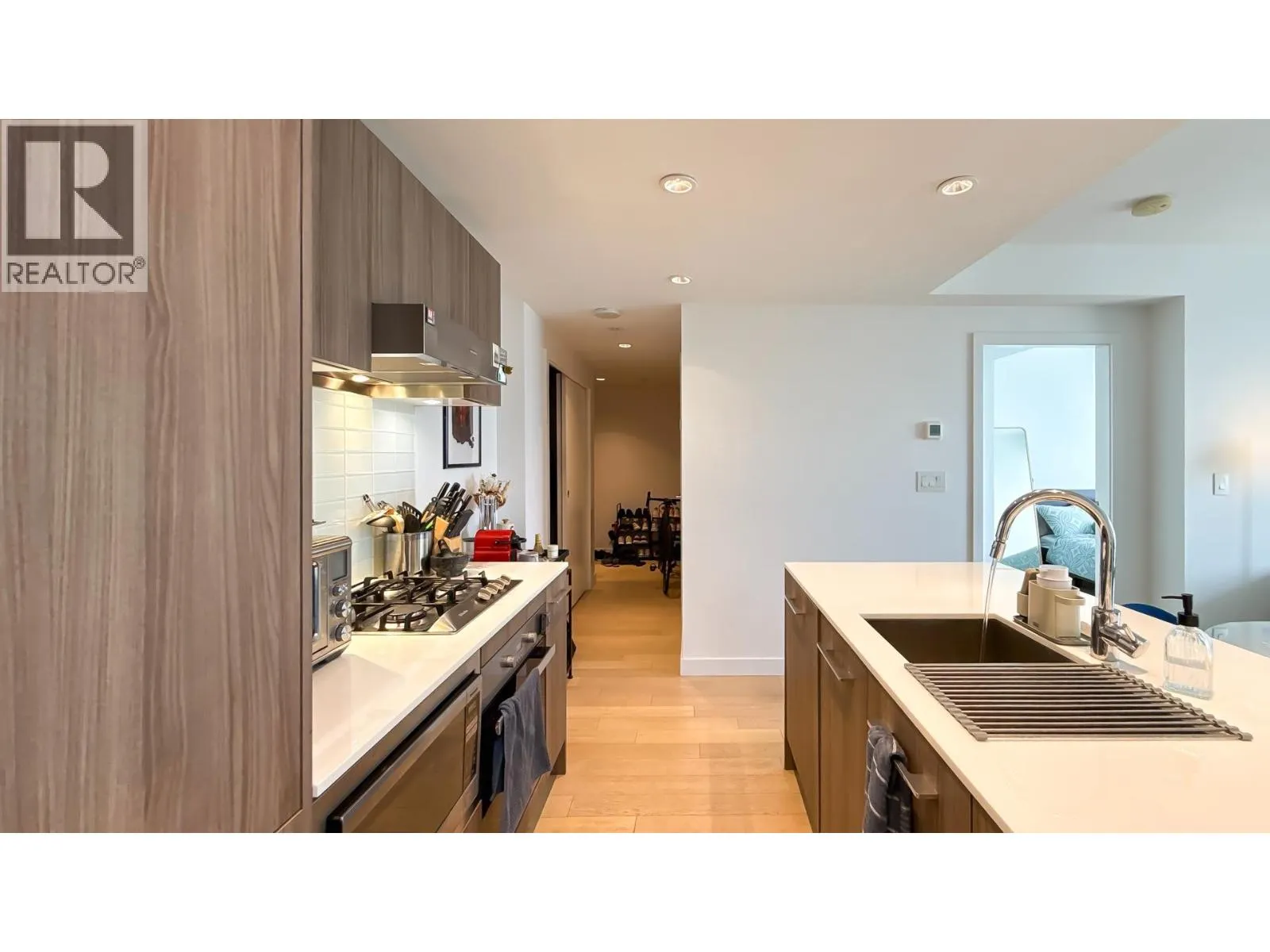 1112 2220 KINGSWAY
