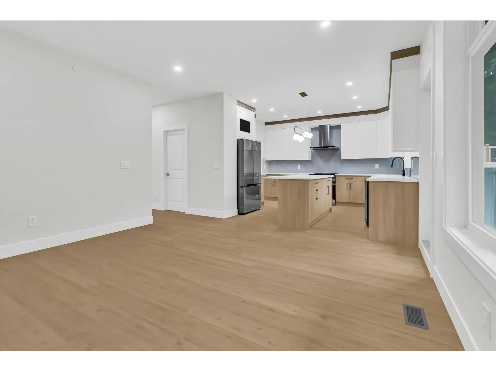 B 32729 FRASER CRESCENT