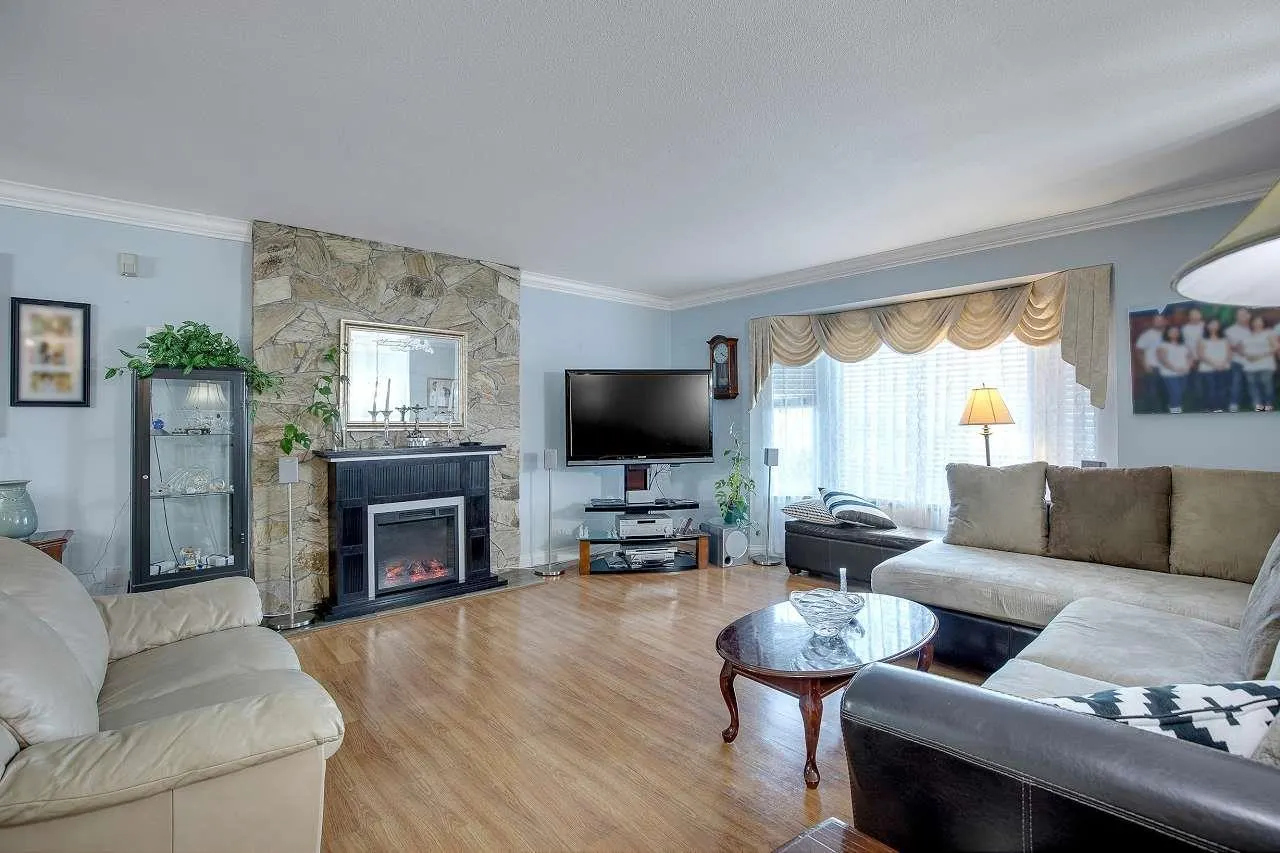 8825 160 STREET