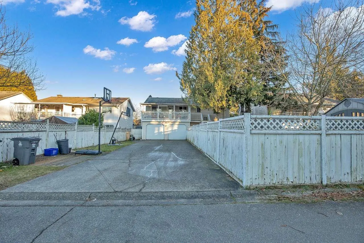 8825 160 STREET