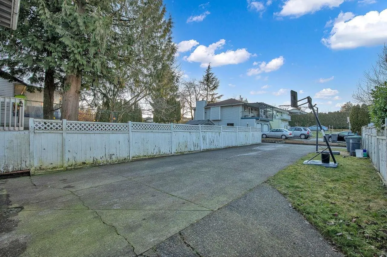 8825 160 STREET
