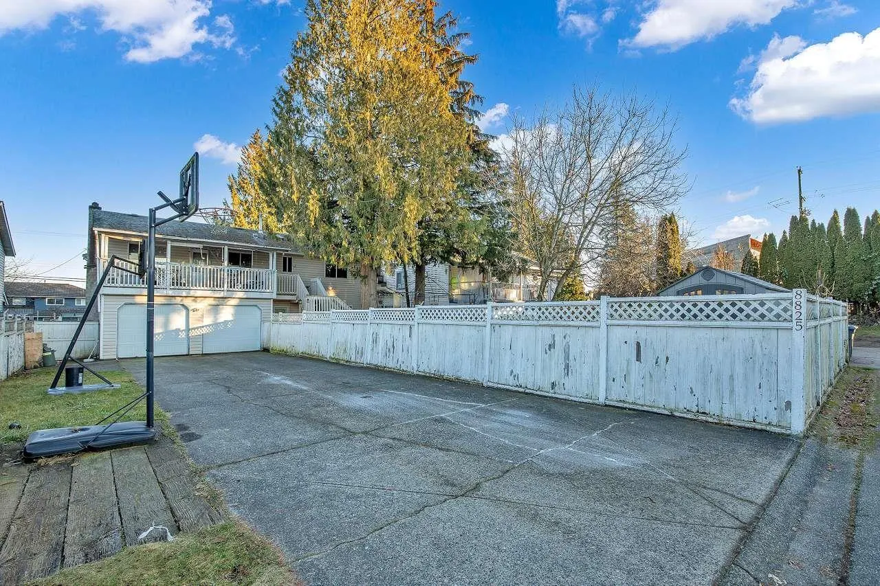 8825 160 STREET