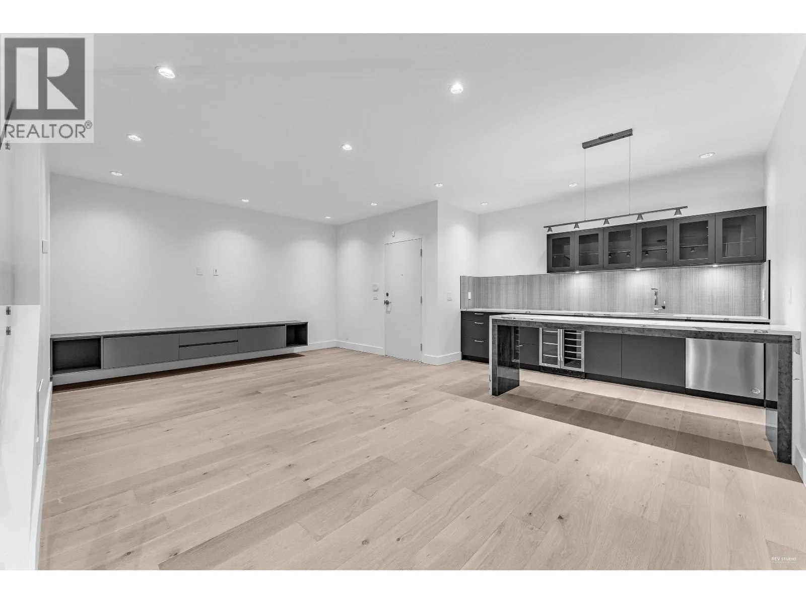 615 E 6TH STREET