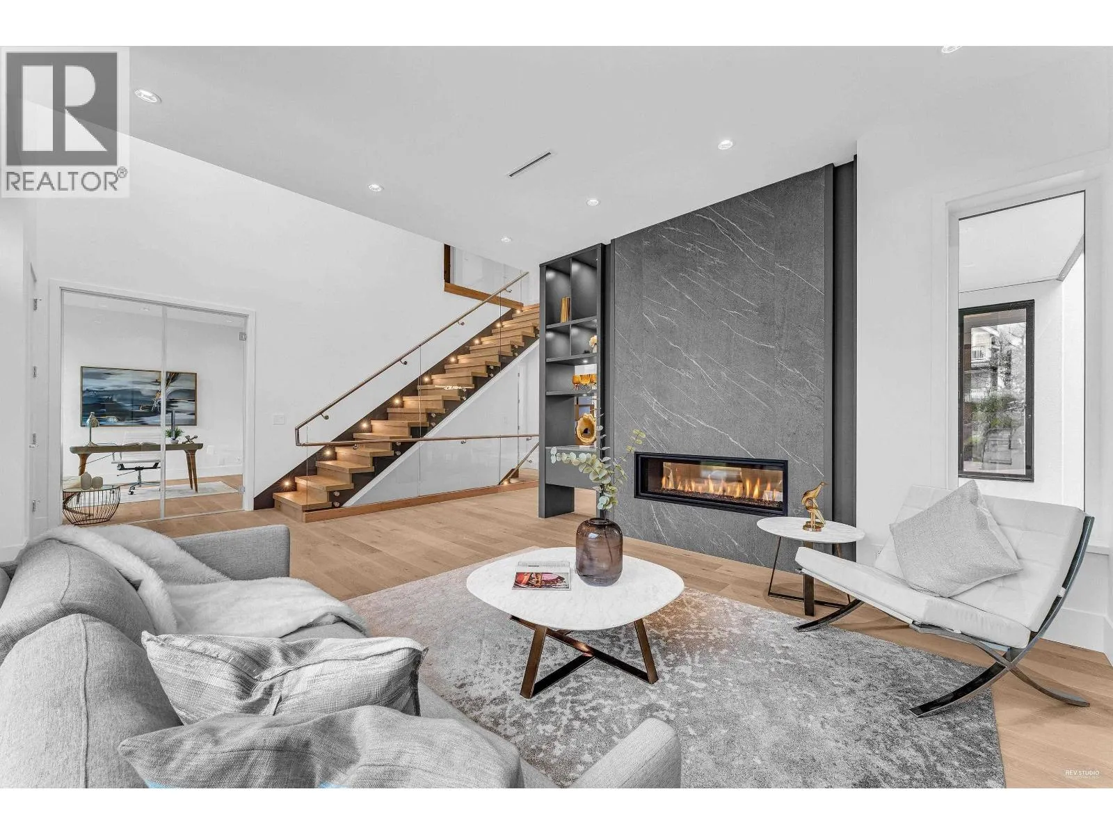 615 E 6TH STREET