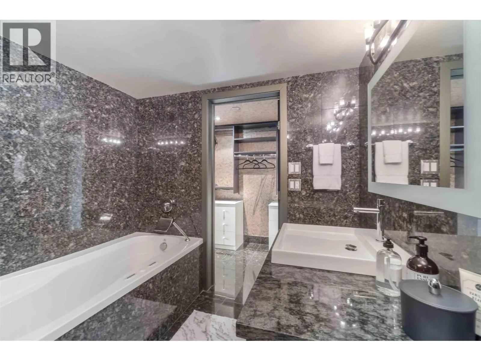 2201 909 BURRARD STREET