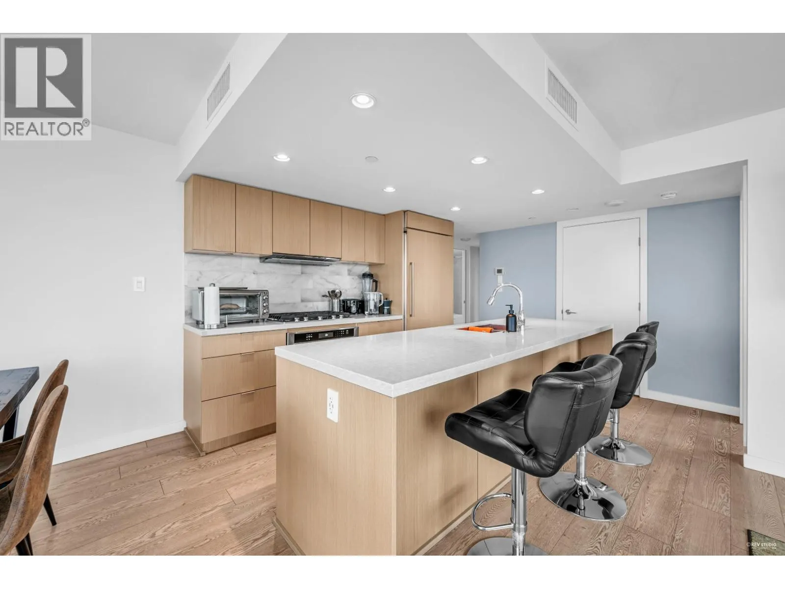 2504 8189 CAMBIE STREET