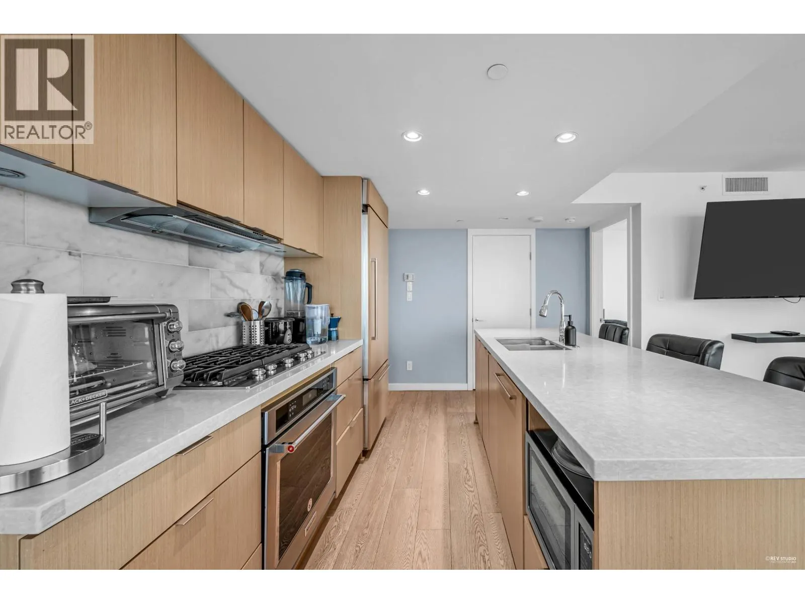 2504 8189 CAMBIE STREET
