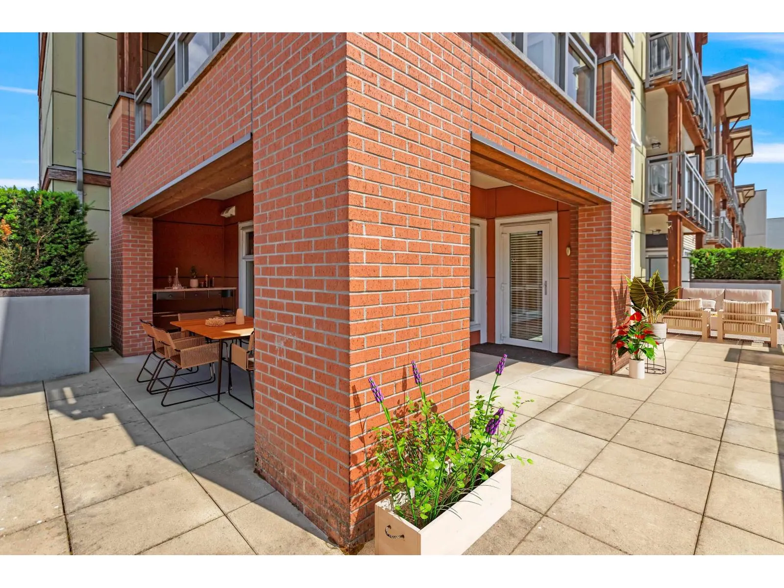 219 20728 WILLOUGHBY TOWN CENTRE DRIVE