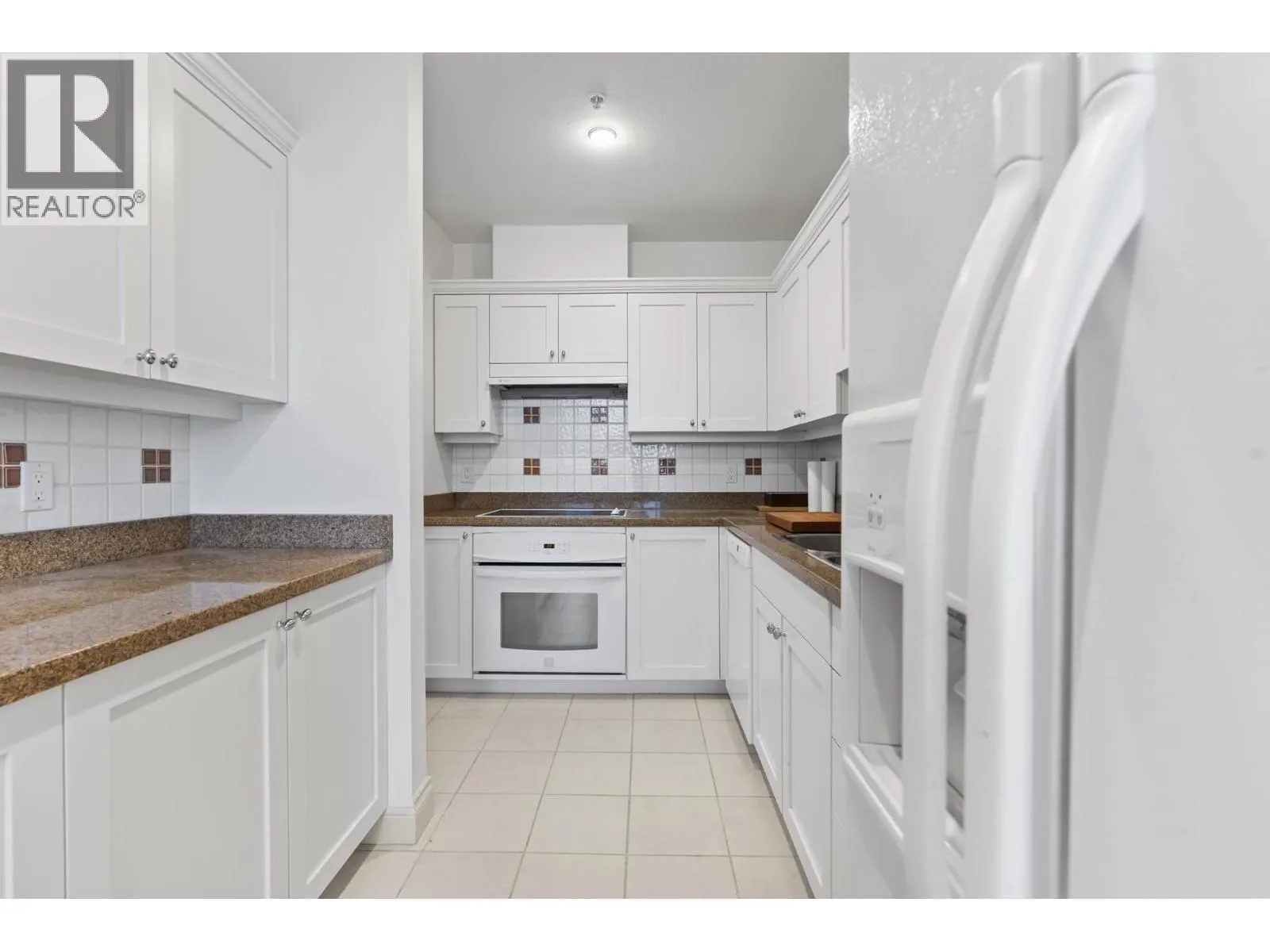 205 1896 MARINE DRIVE