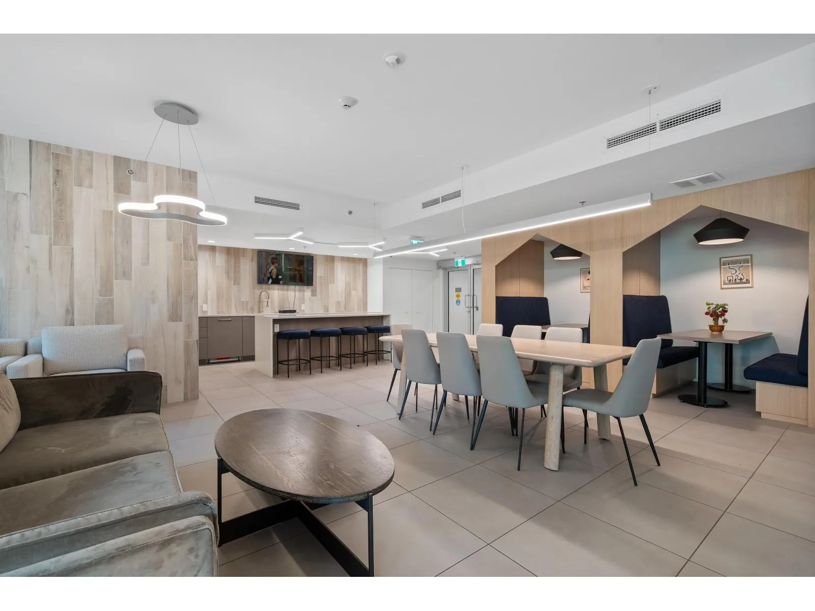 2106 13318 104 AVENUE