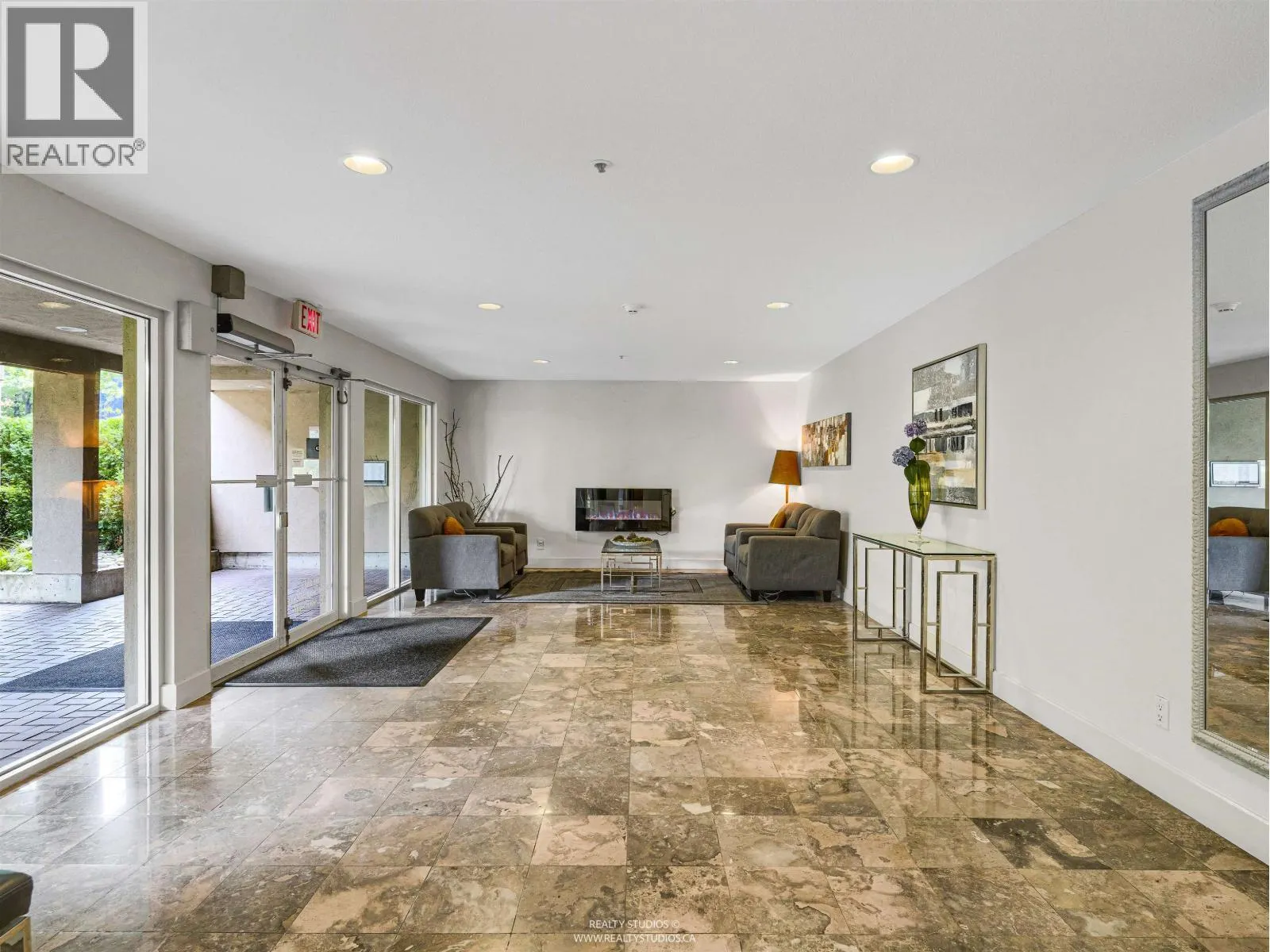 401 525 WHEELHOUSE SQUARE