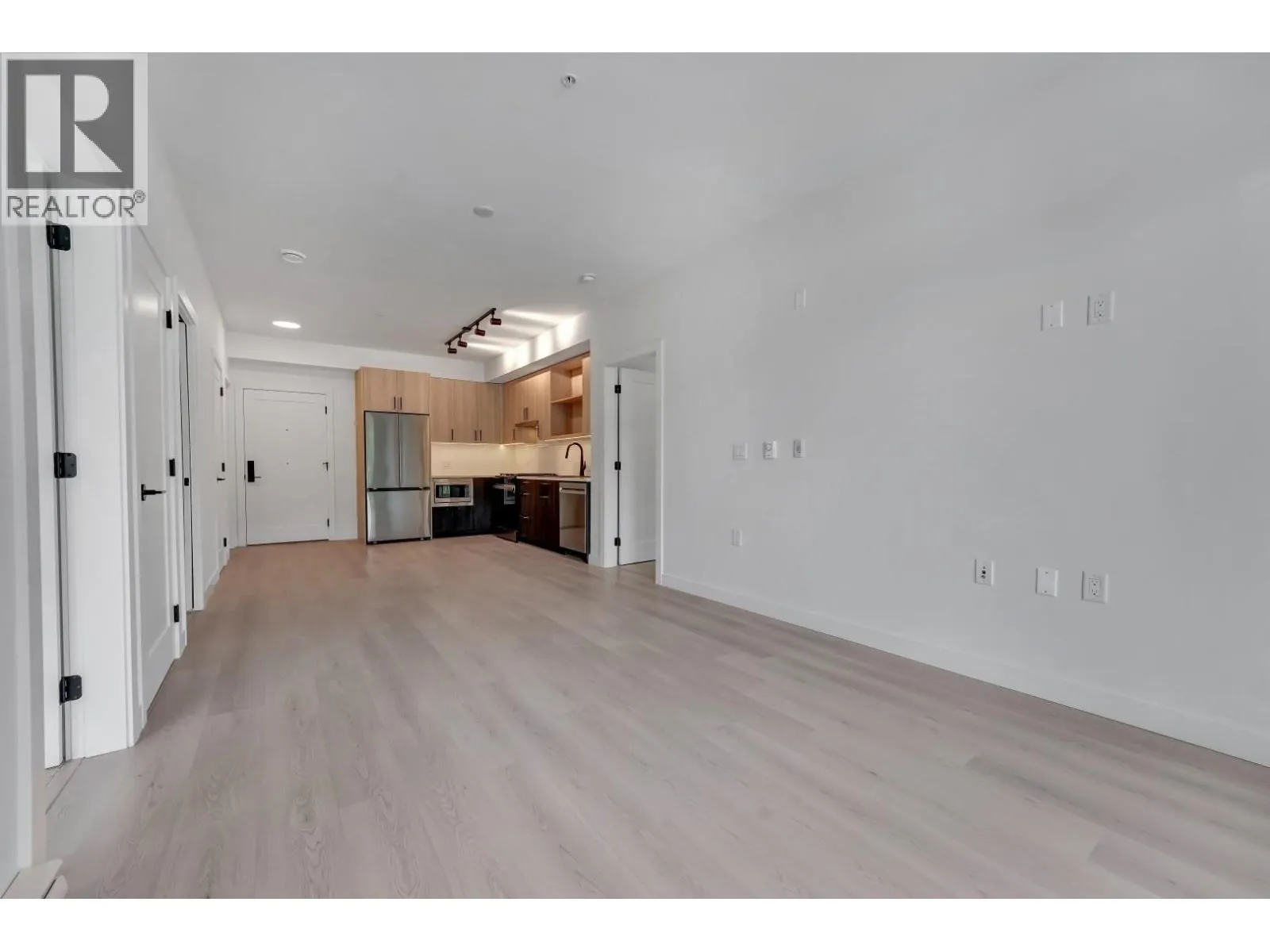 304 1100 CLARKE ROAD