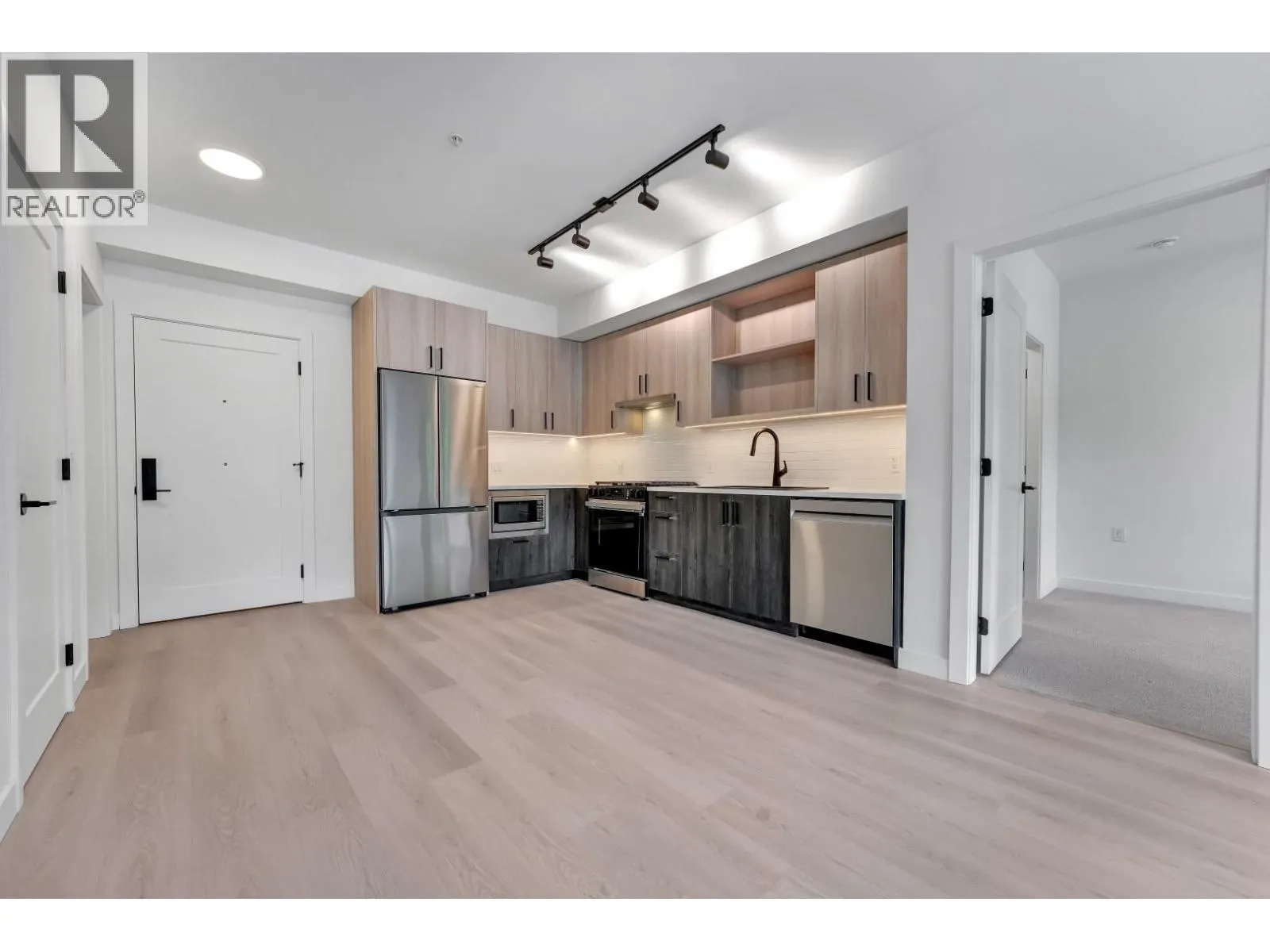 304 1100 CLARKE ROAD