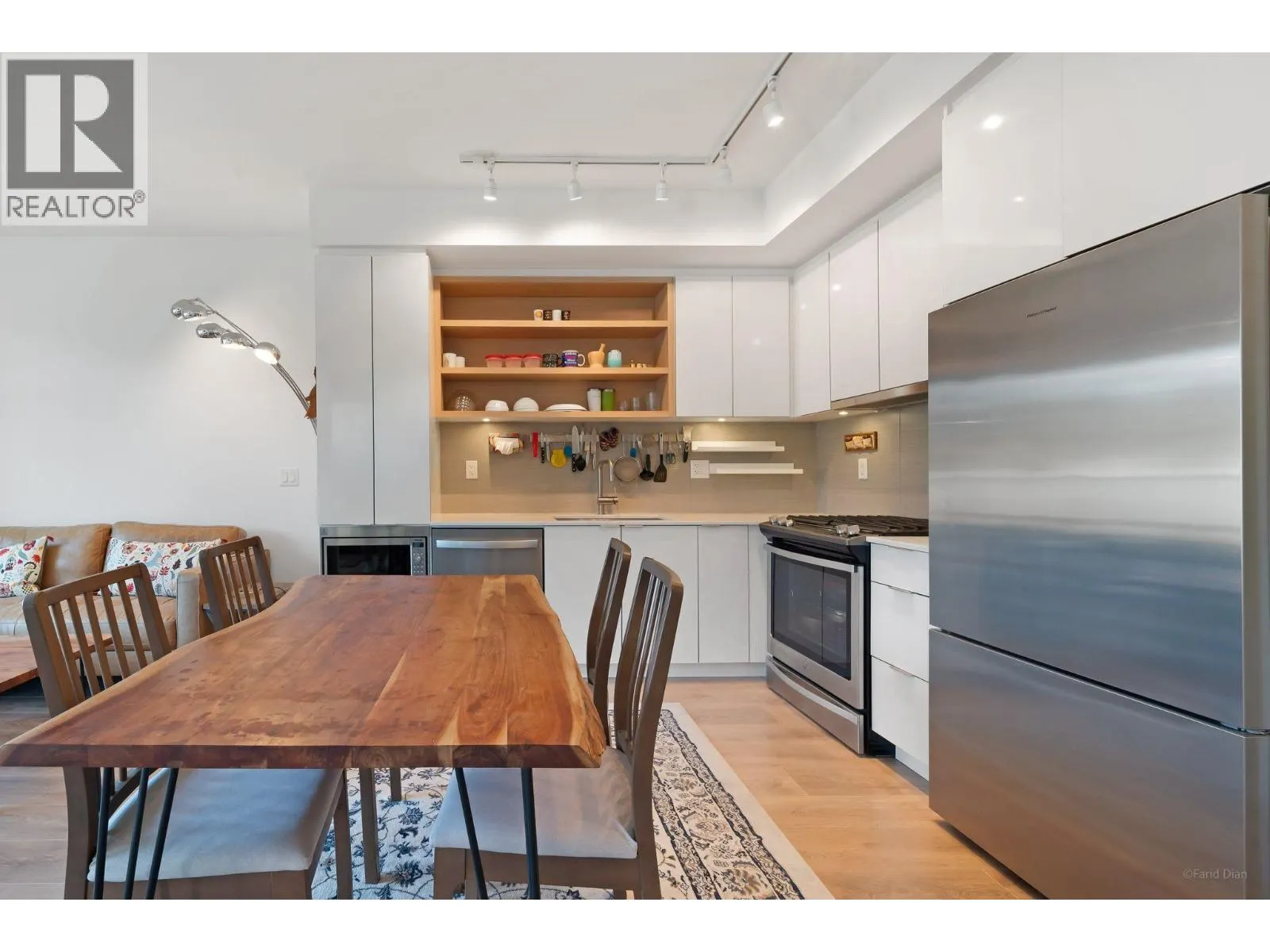 520 725 MARINE DRIVE