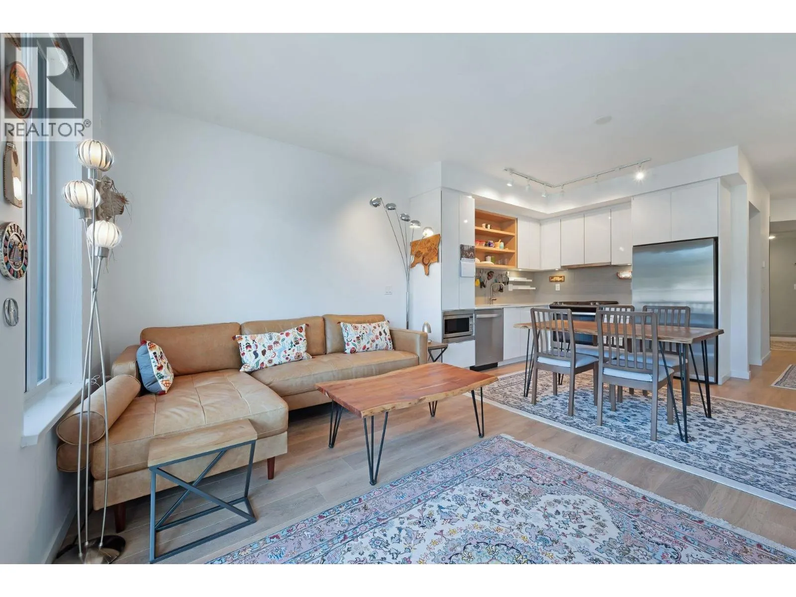 520 725 MARINE DRIVE