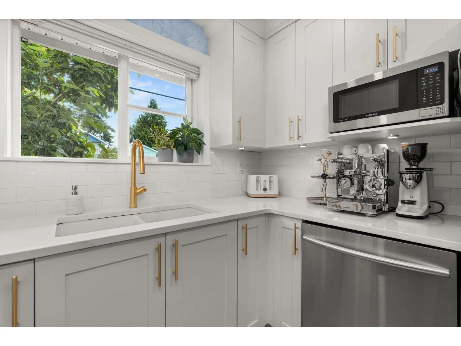 203 15621 MARINE DRIVE