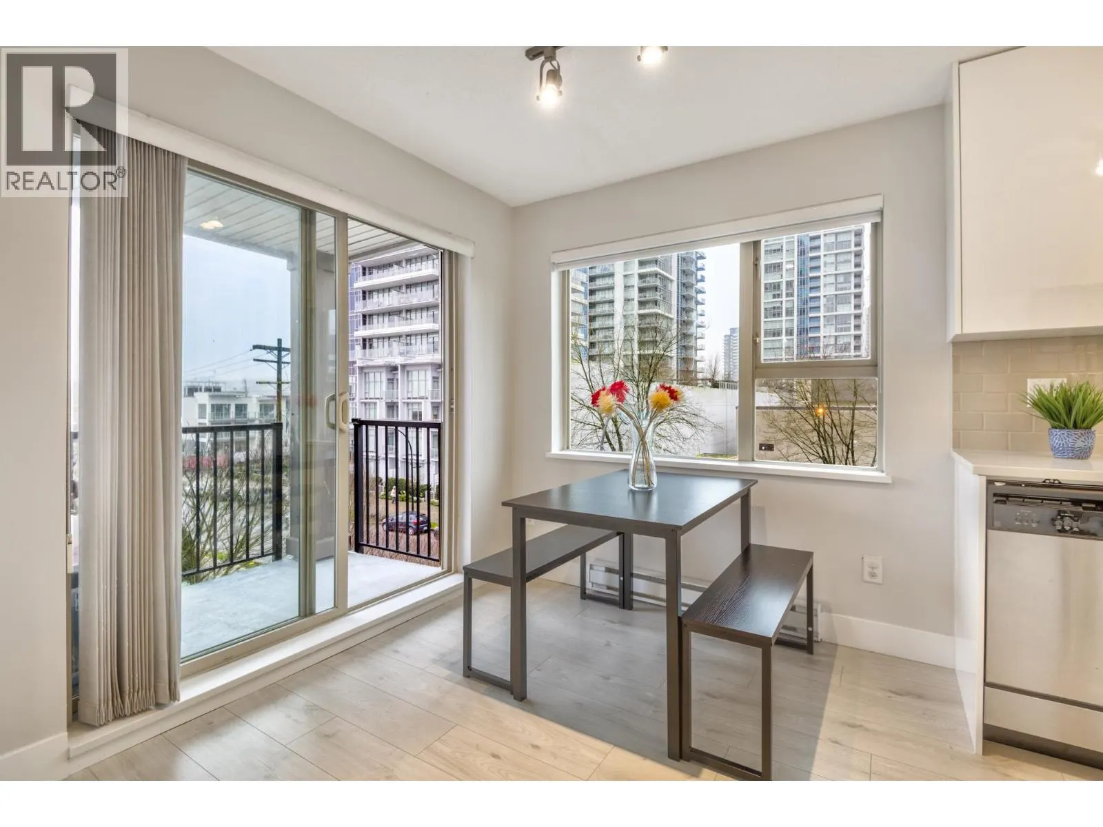 305 4728 DAWSON STREET