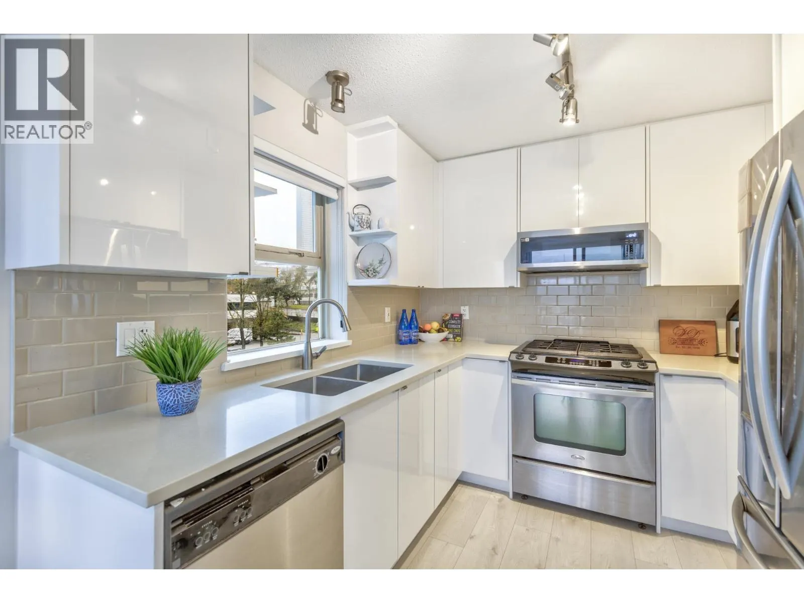 305 4728 DAWSON STREET