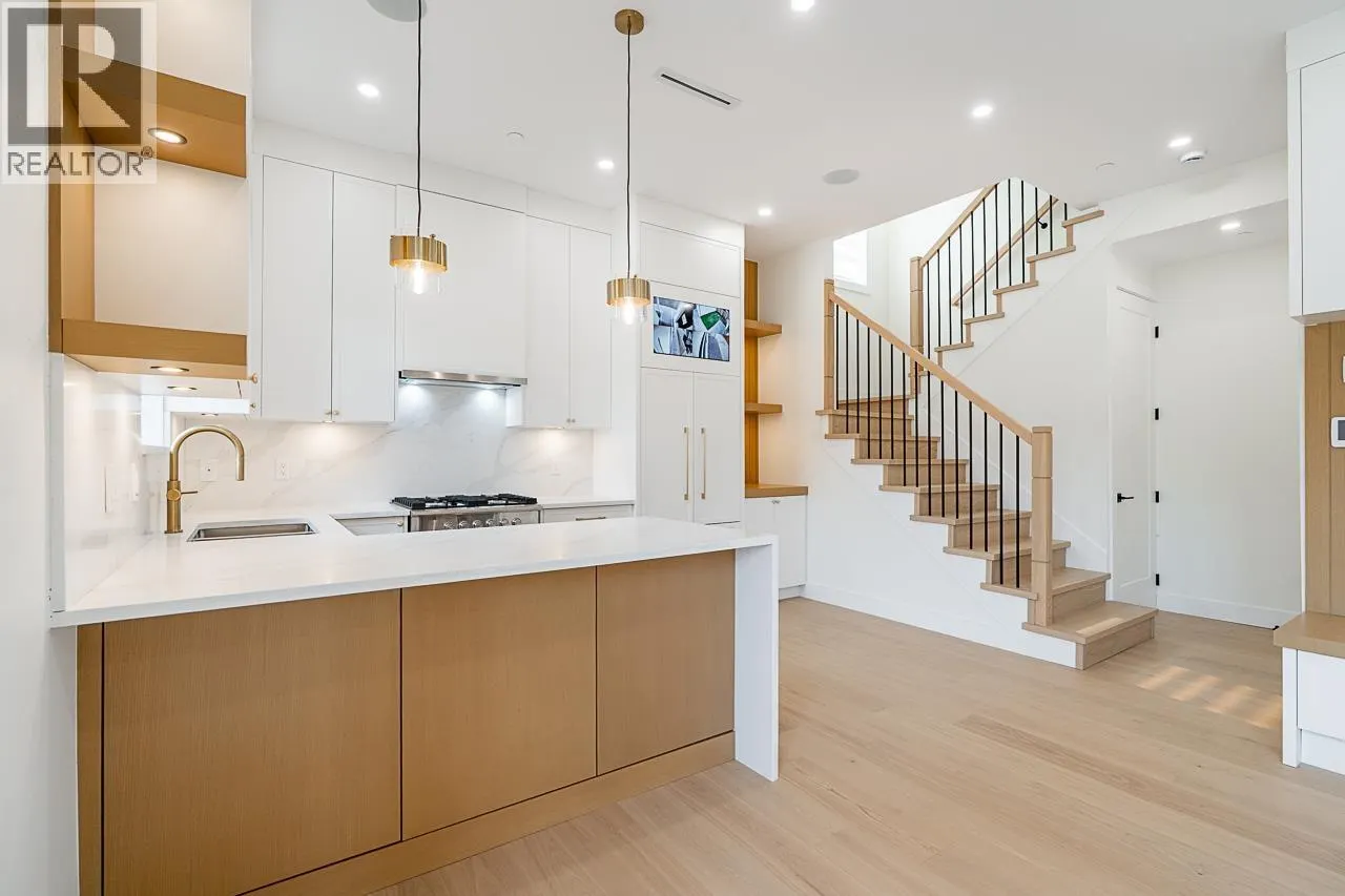 2 5304 ELGIN STREET
