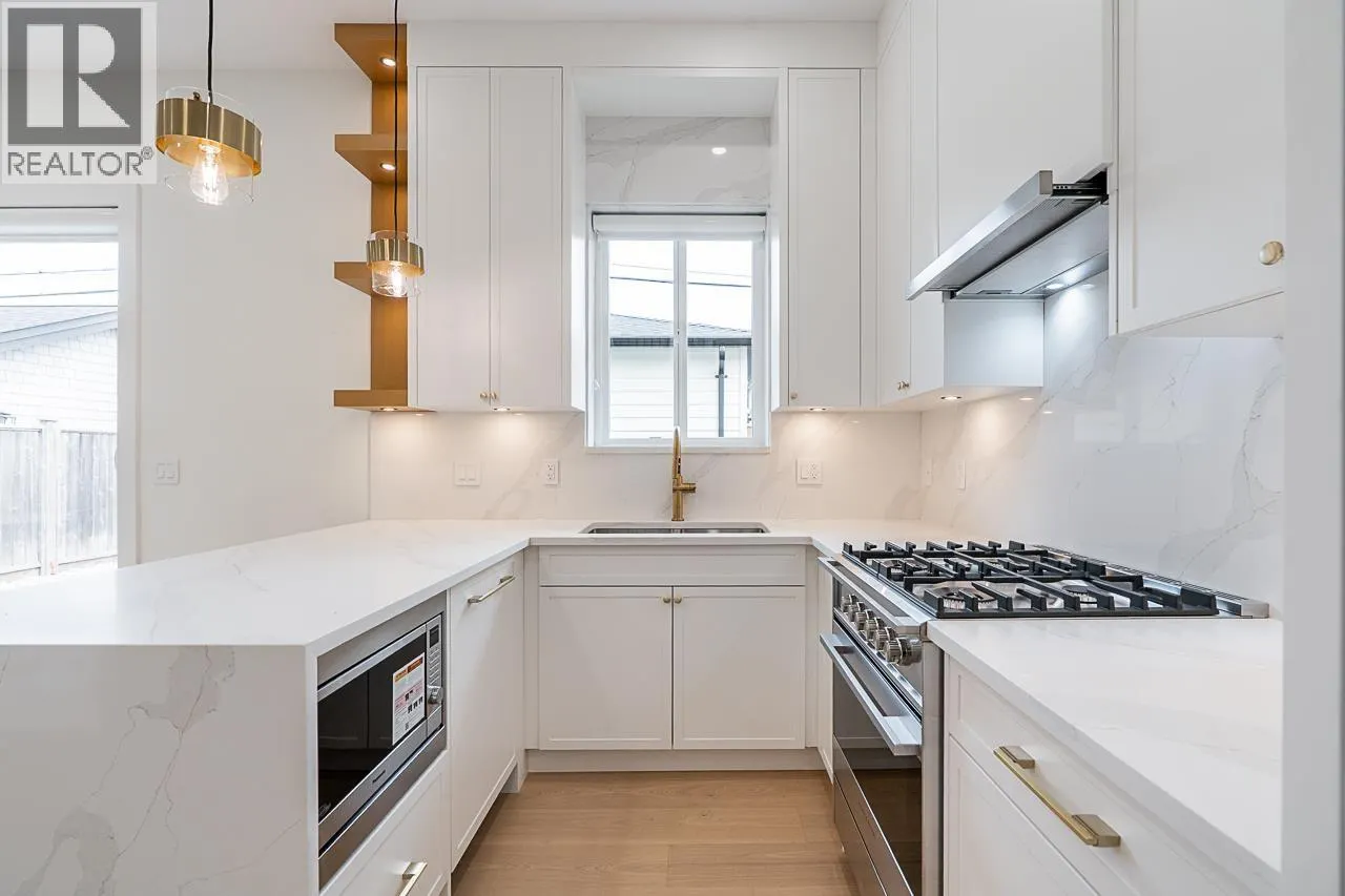 2 5304 ELGIN STREET