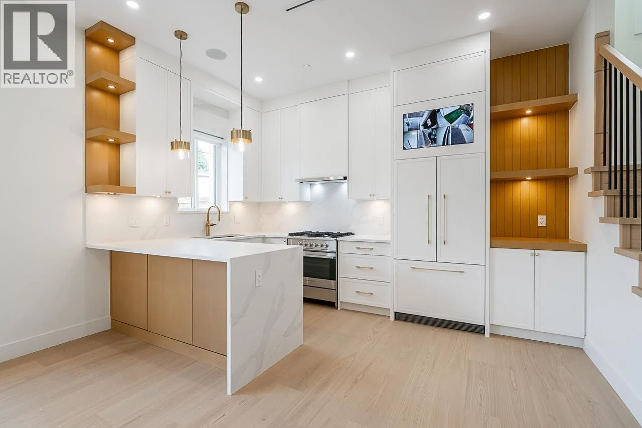 2 5304 ELGIN STREET