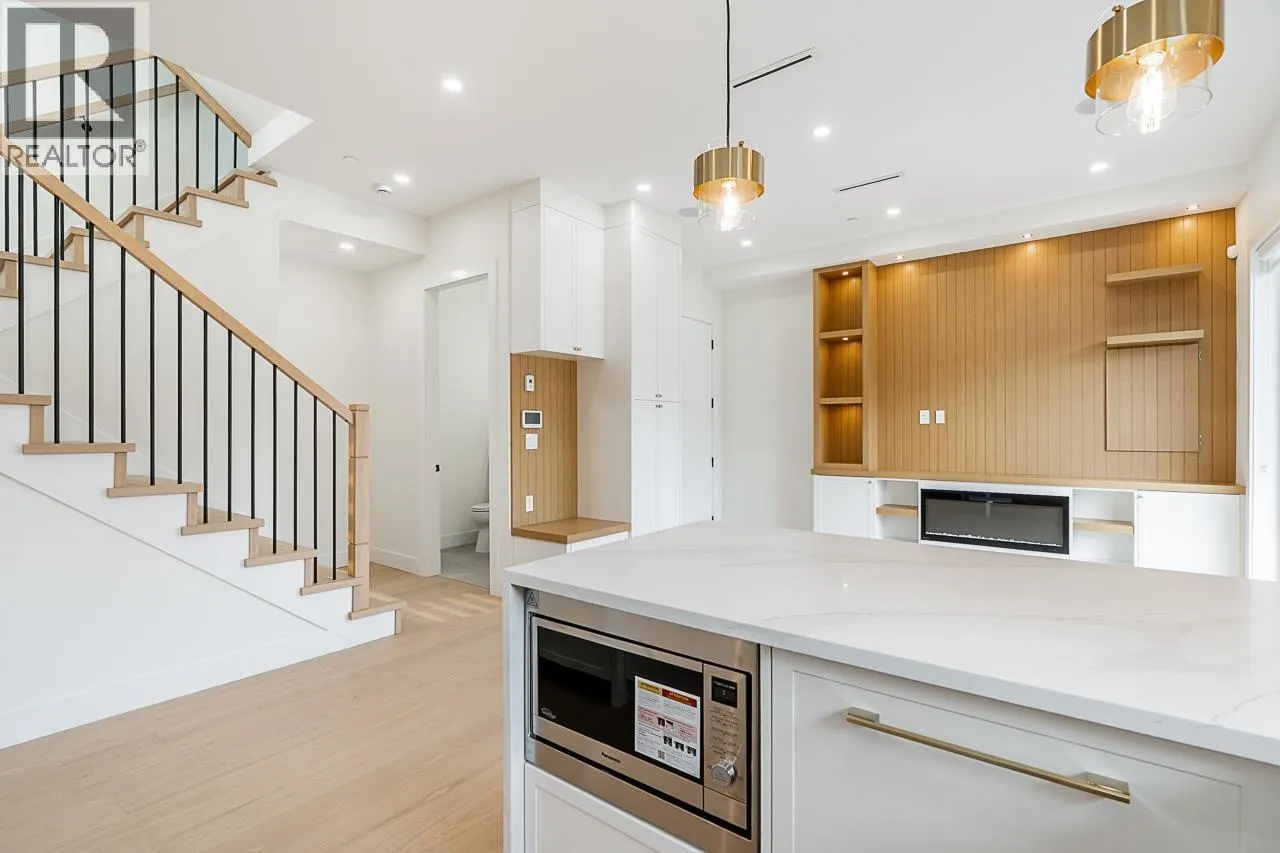 2 5304 ELGIN STREET