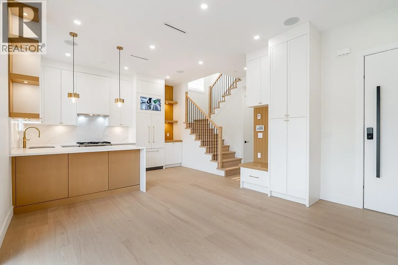 2 5304 ELGIN STREET