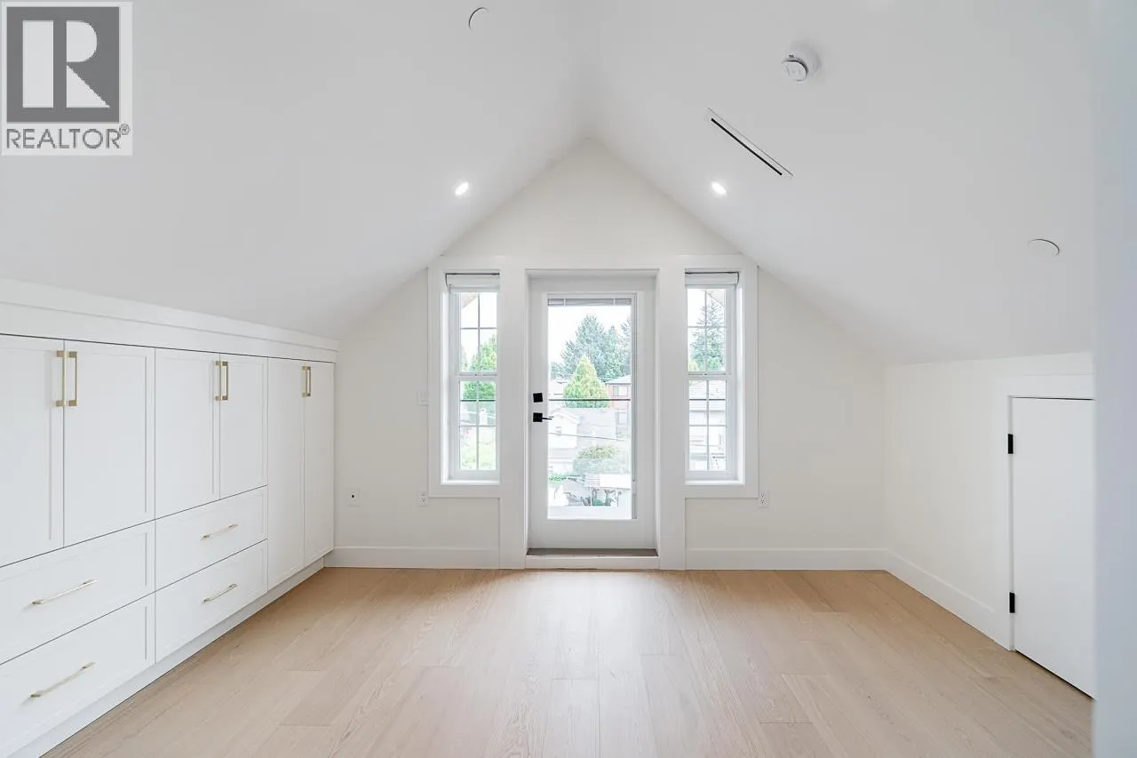 2 5304 ELGIN STREET